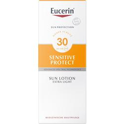Weiße Packung einer Sonnencreme mit Lichtschutzfaktor 30 und der Aufschrift "Sensitive Protect".